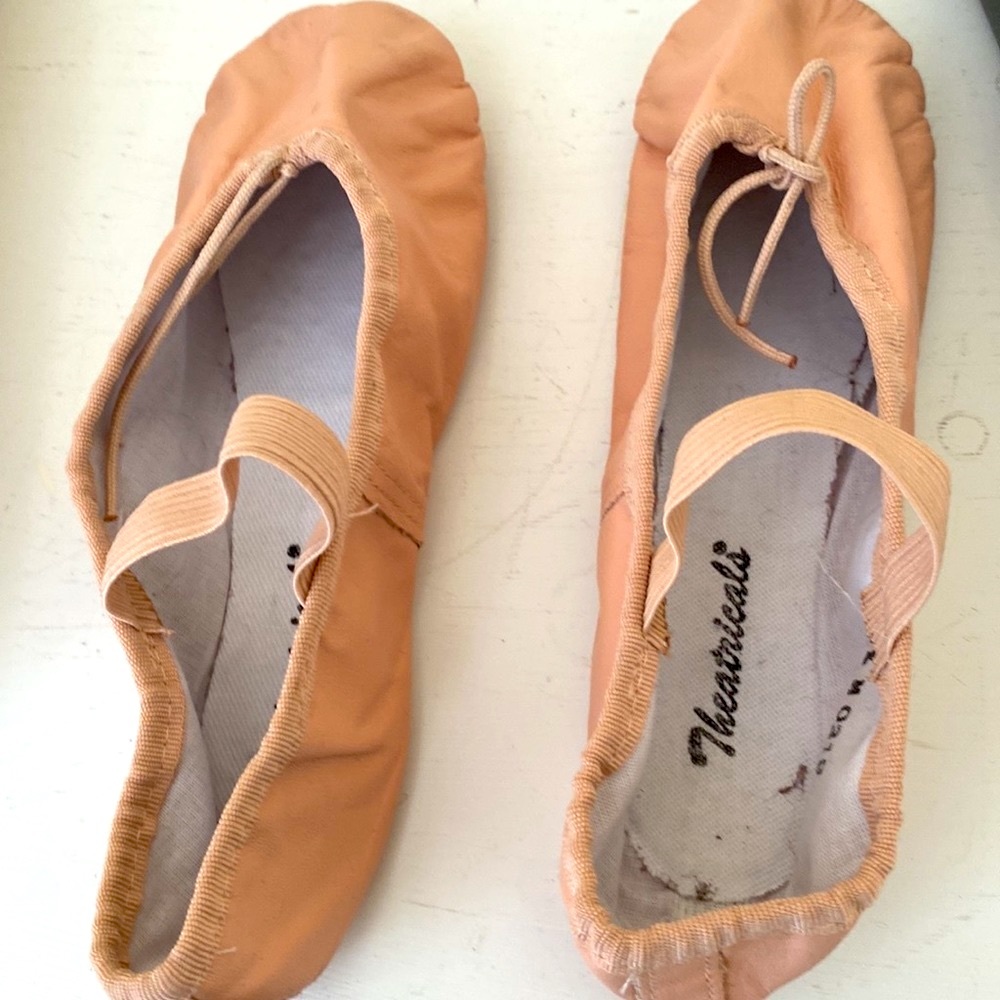 Pink leather children’s ballet shoes in great condition size 1.5